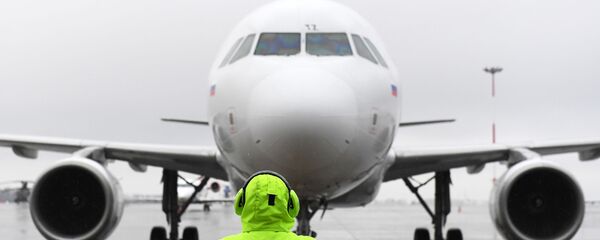 Самолет авиакомпании Уральские авиалинии, архивное фото Самолет авиакомпании Уральские авиалинии, архивное фото - Sputnik Тоҷикистон