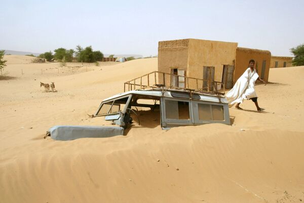 Машина, засыпанная песком, в местечке Бумдид в Мавритании - Sputnik Таджикистан