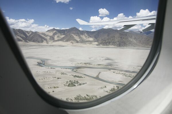 Пустынные пески видны с самолета возле Лхасы в Тибете - Sputnik Таджикистан