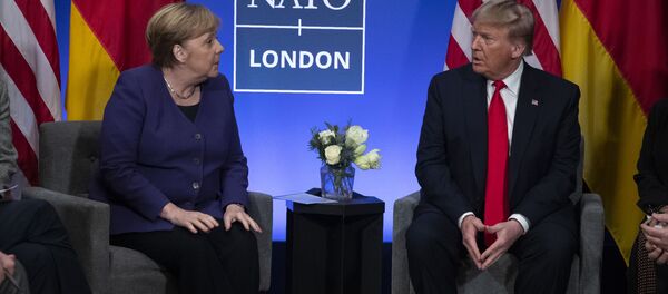 Канцлер Германии Ангела Меркель беседует с президентом США Дональдом Трампом Канцлер Германии Ангела Меркель беседует с президентом США Дональдом Трампом - Sputnik Таджикистан