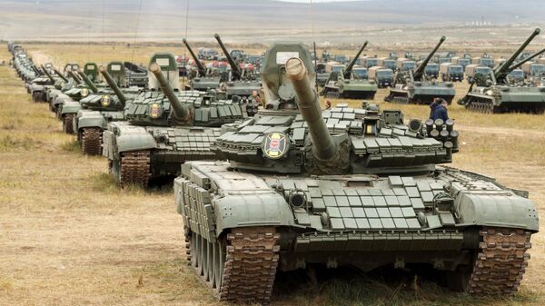 Танки Т-72, Т-80 армии РФ, архивное фото - Sputnik Таджикистан