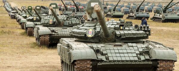 Танки Т-72, Т-80 армии РФ, архивное фото - Sputnik Тоҷикистон