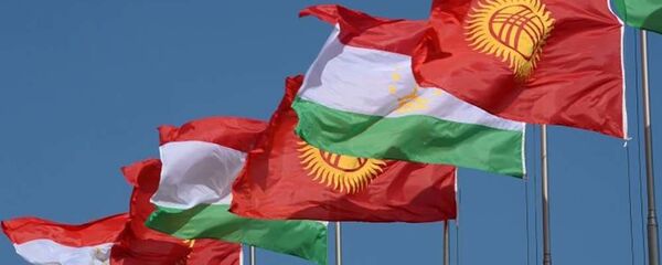 Флаги Таджикистана и Кыргызстана Флаги Таджикистана и Кыргызстана - Sputnik Тоҷикистон
