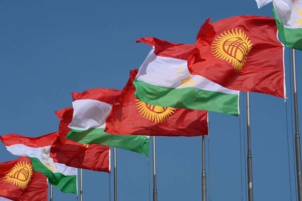 Флаги Таджикистана и Кыргызстана - Sputnik Тоҷикистон