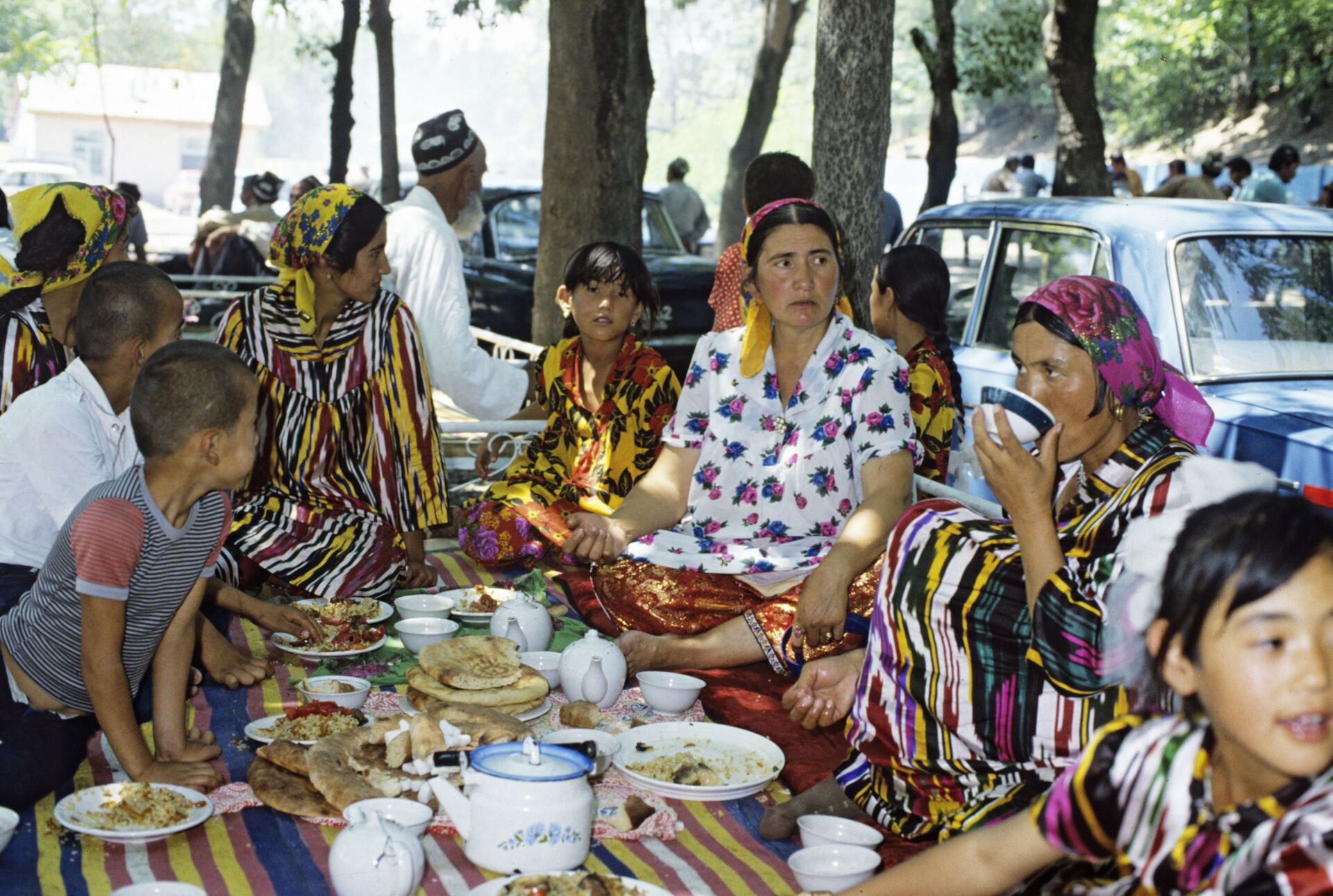 Чаепитие в городском парке. Таджикская ССР, архивное фото - Sputnik Таджикистан, 1920, 06.04.2021