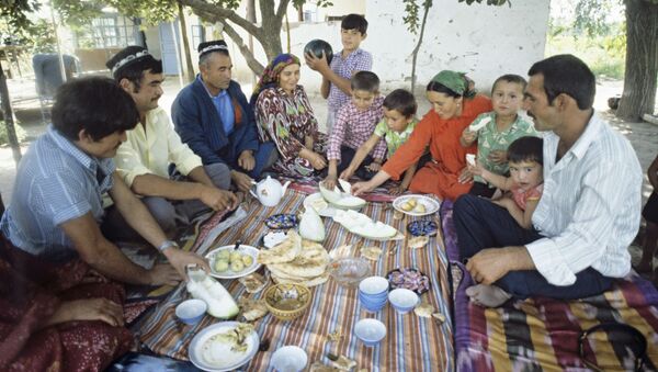 Таджикская семья и с друзьями в Кишлаке Пахта-Абад - Sputnik Тоҷикистон