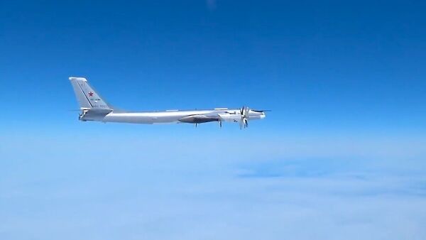 Русские “медведи” напугали США: Ту-95МС совершили полет над Тихим океаном - YouTube - Sputnik Таджикистан