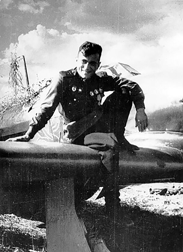 Дважды герой СССР Ахмет-хан Султан на крыле своего самолета - Sputnik Таджикистан