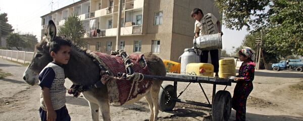 Дети собирают воду из открытого канала в городе Дости, на юге Таджикистана - Sputnik Тоҷикистон