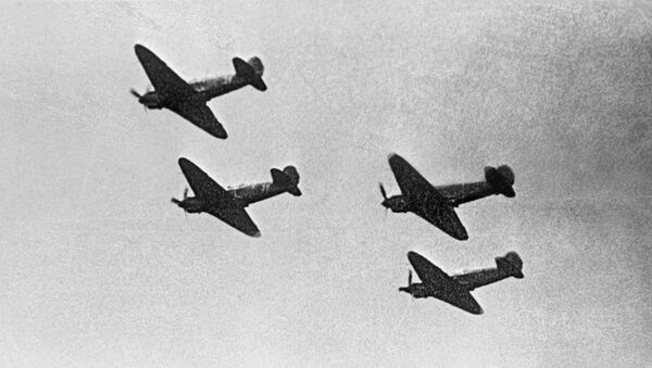 Самолеты эскадрильи Нормандия-Неман идут на выполнение боевого задания. 1943 год. - Sputnik Таджикистан