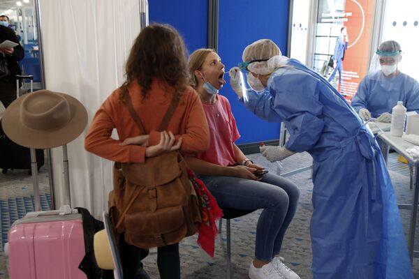 Прибывшую из Катара пассажирку тестируют на коронавирус в международном аэропорту Элефтериос Венизелос в Афинах - Sputnik Таджикистан