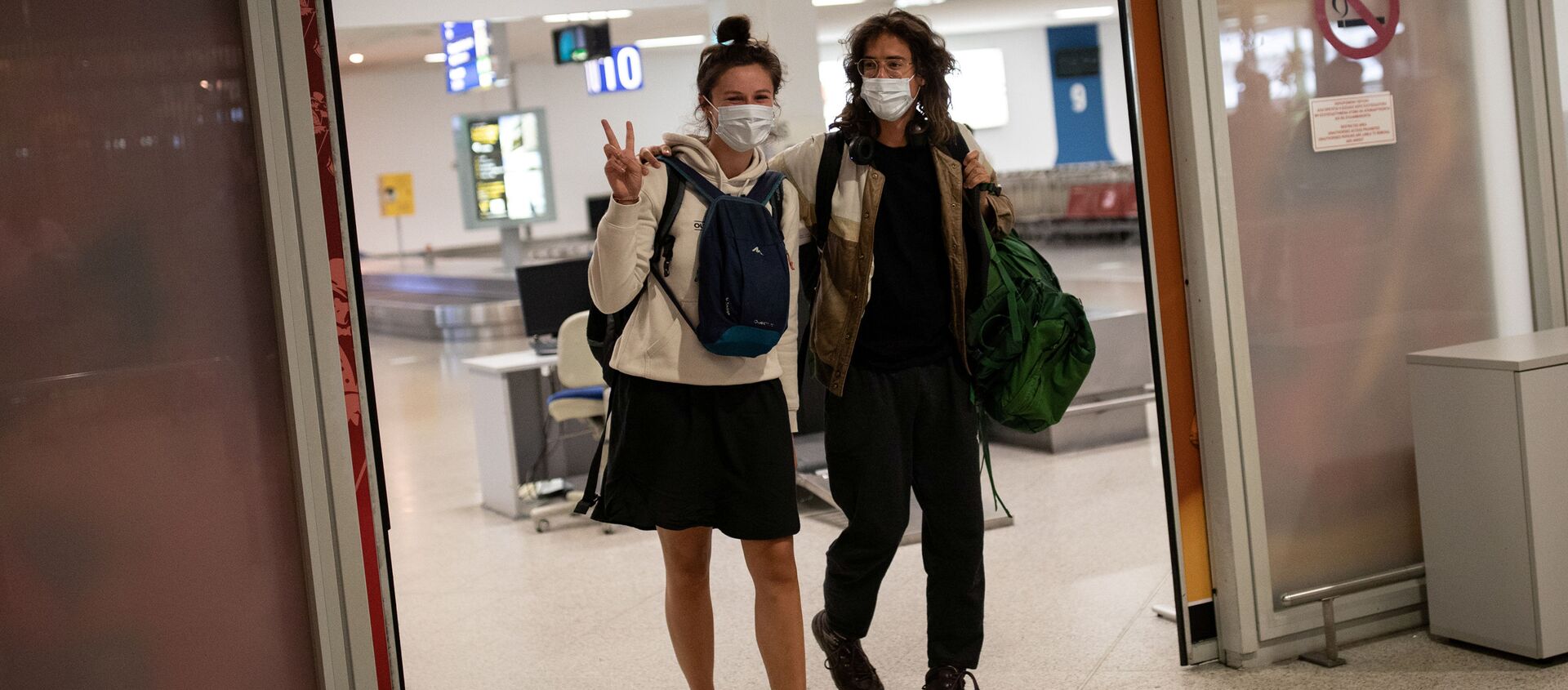  Пассажиры рейса из Амстердама в защитных масках прибывают в международный аэропорт в Афинах, Греция - Sputnik Таджикистан, 1920, 21.03.2021