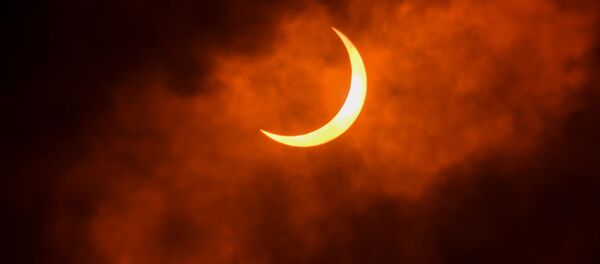 Частичное солнечное затмение в Нью-Дели - Sputnik Тоҷикистон