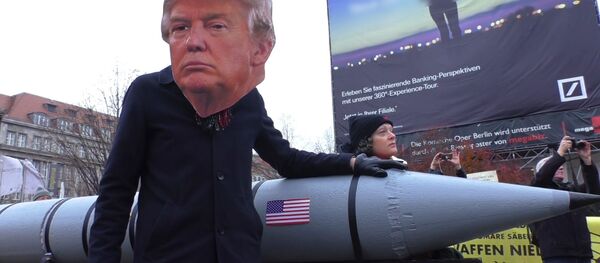 Трамп шантажирует Германию и подбирается ближе к российским границам - YouTube - Sputnik Таджикистан