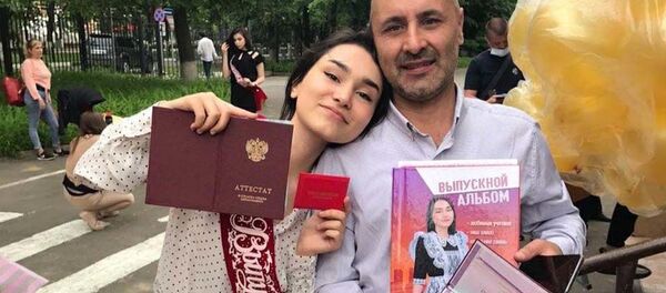 Таджикская девушка закончила школу с золотой медалью - Sputnik Тоҷикистон