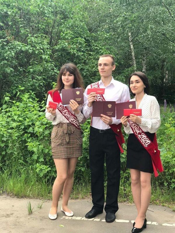 Тоҷикдухтар мактаби Маскавро бо медали тилло хатм кард: ватандӯстии ӯ ва узрхоҳии муаллим Тоҷикдухтар мактаби Маскавро бо медали тилло хатм кард: ватандӯстии ӯ ва узрхоҳии муаллим - Sputnik Тоҷикистон