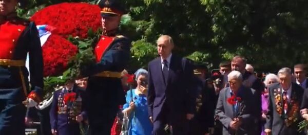 Путин возложил цветы к Могиле Неизвестного солдата в Александровском саду - Sputnik Таджикистан