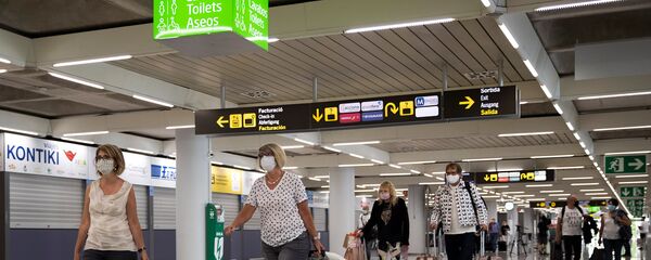 Туристы прибывают в аэропорт Сон-Сан-Хуан в Пальма-де-Майорка Туристы прибывают в аэропорт Сон-Сан-Хуан в Пальма-де-Майорка - Sputnik Таджикистан