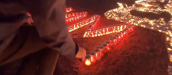 Мы помним: россияне зажгли свечи в память о погибших в Великой Отечественной войне - YouTube - Sputnik Тоҷикистон