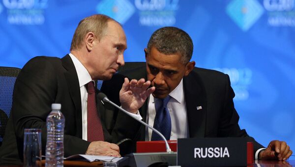Президент России Владимир Путин (слева) беседует с президентом США Бараком Обамой - Sputnik Таджикистан