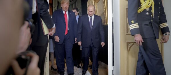 Президент Дональд Трамп (слева) и президент России Владимир Путин - Sputnik Тоҷикистон