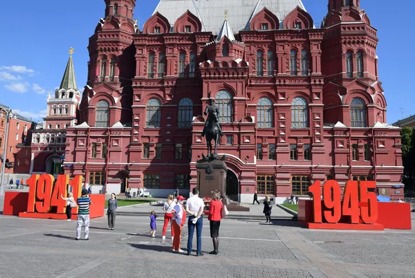 Украшение перед памятником маршалу Георгию Жукову у Исторического музея в Москве