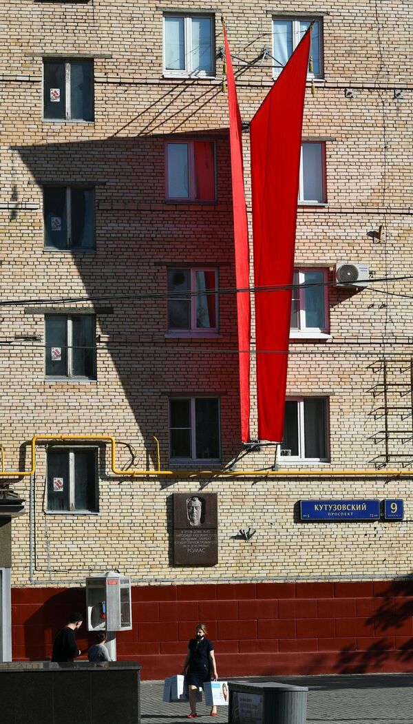 Флаги на стене жилого дома на Кутузовском проспекте в Москве - Sputnik Тоҷикистон
