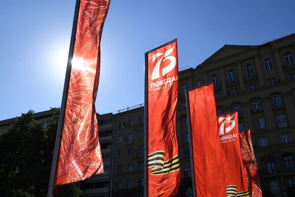 Флаги с логотипом Победа-75 на Пушкинской площади в Москве - Sputnik Тоҷикистон