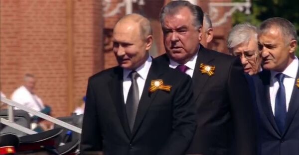 Путин с президентами СНГ и дружественных республик ветеранами на Красной площади - Sputnik Тоҷикистон