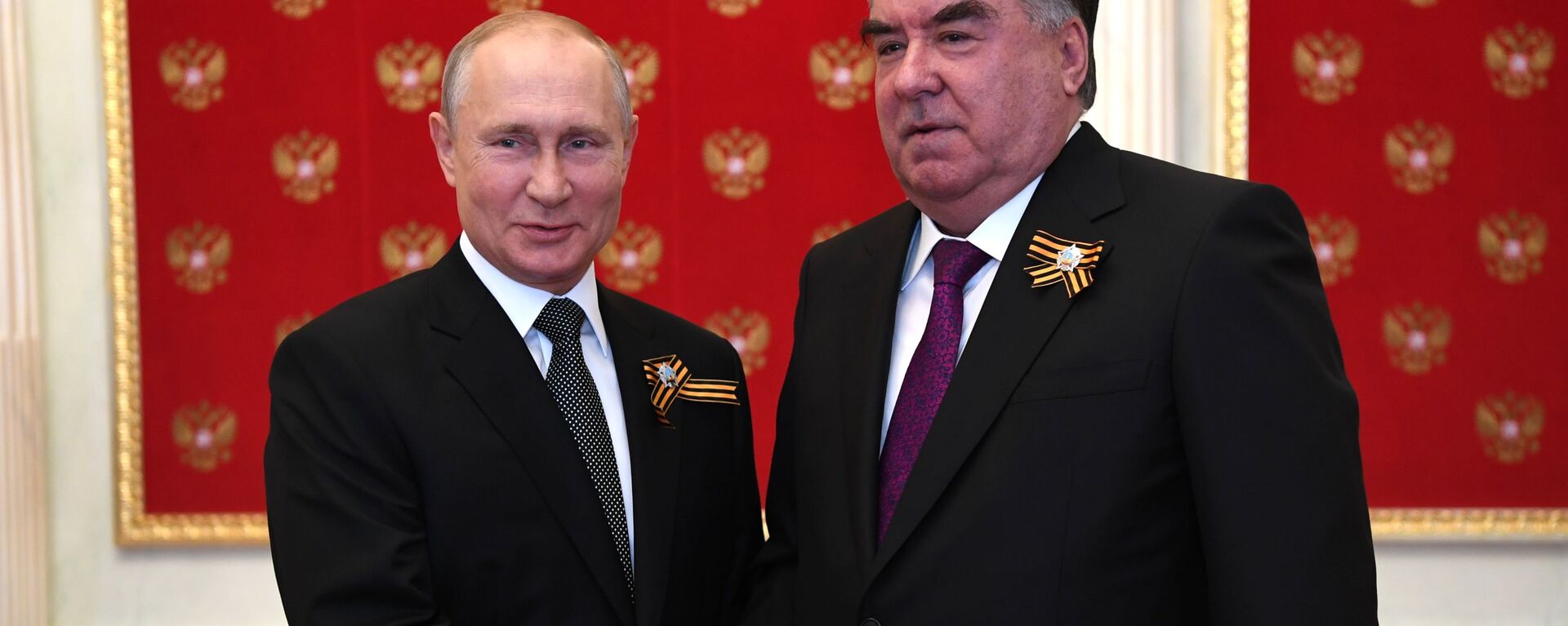 Президент РФ Владимир Путин и президент Таджикистана Эмомали Рахмон - Sputnik Таджикистан, 1920, 05.05.2021