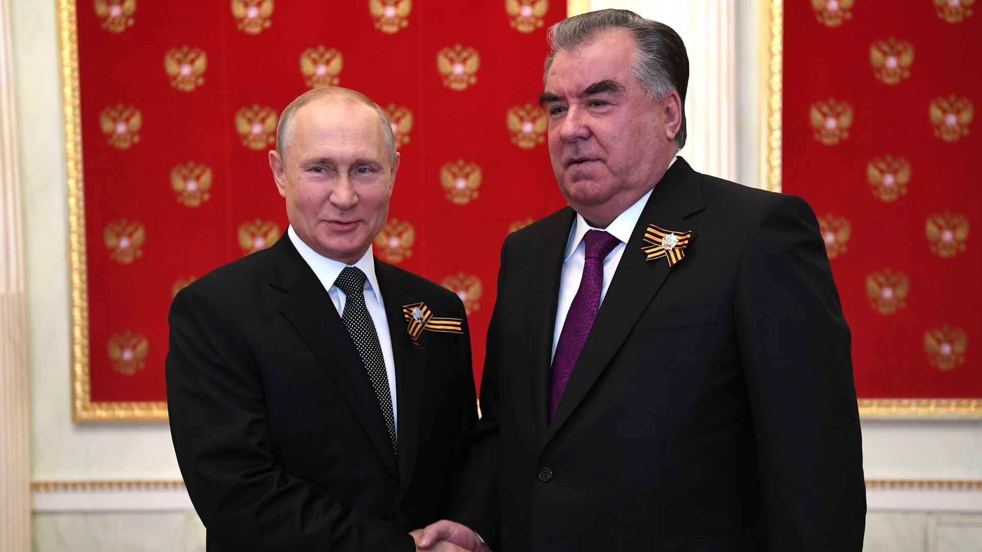 Президент РФ Владимир Путин и президент Таджикистана Эмомали Рахмон - Sputnik Таджикистан, 1920, 08.05.2022