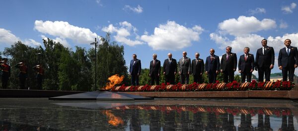 Президенты на церемонии возложения цветов к Могиле Неизвестного солдата Президенты на церемонии возложения цветов к Могиле Неизвестного солдата - Sputnik Тоҷикистон