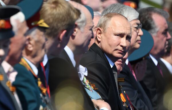 Президент РФ Владимир Путин на военном параде в ознаменование 75-летия Победы на Красной площади - Sputnik Таджикистан