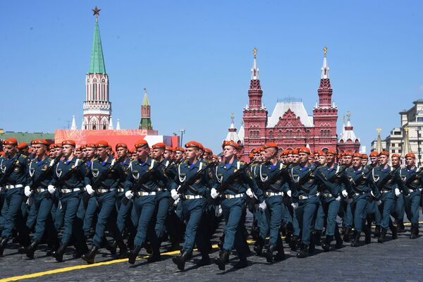 Военнослужащие парадных расчетов во время военного парада Победы на Красной площади - Sputnik Таджикистан