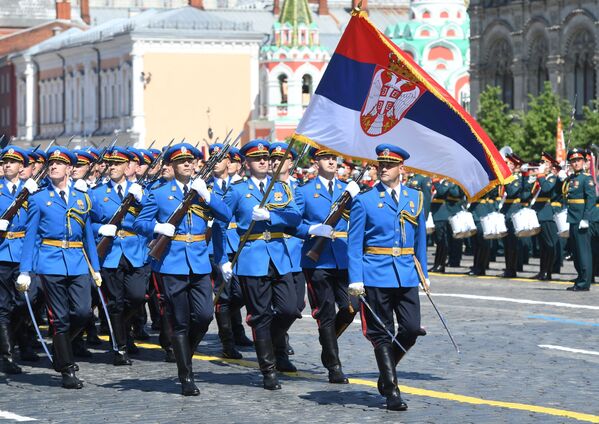 Парадный расчет армии Сербии во время военного парада Победы в Москве - Sputnik Таджикистан