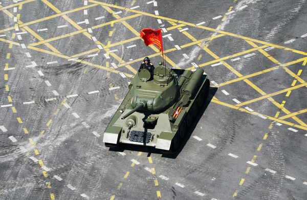 Танк Т-34-85 во время военного парада Победы - Sputnik Таджикистан