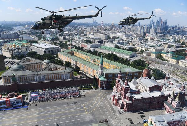 Многоцелевые вертолеты Ми-8 во время воздушной части военного парада Победы - Sputnik Таджикистан
