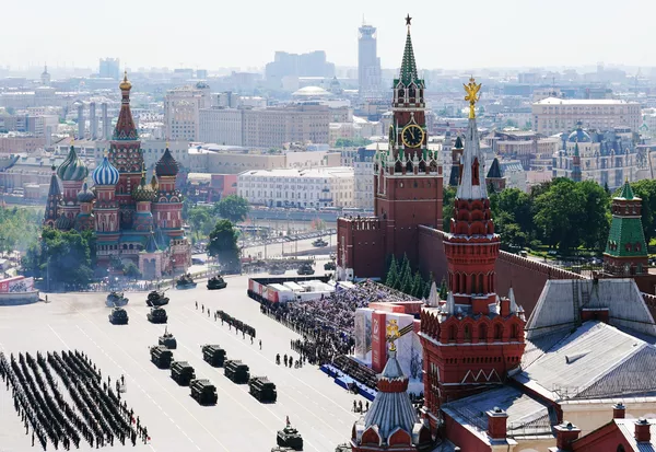 Гузашти низомӣ дар Майдони Сурх бахшида ба 75-солгарди пирузӣ бар Олмони фашистӣ