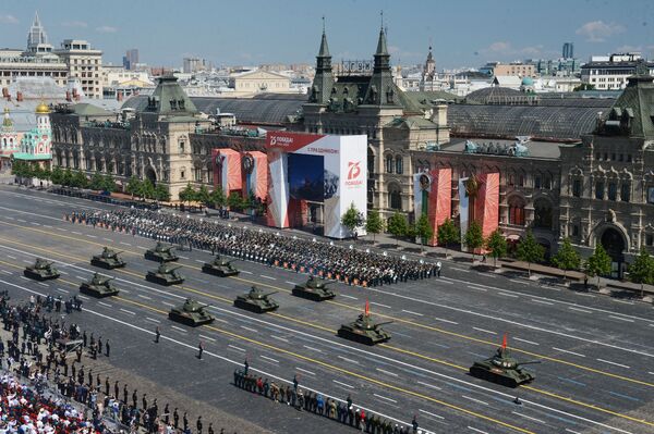 Танки Т-34-85 во время военного парада в ознаменование 75-летия Победы на Красной площади - Sputnik Таджикистан