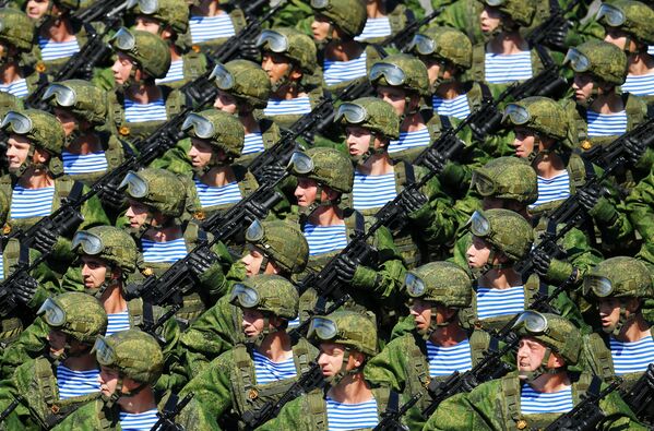 Военнослужащие парадных расчетов на параде Победы на Красной площади - Sputnik Таджикистан