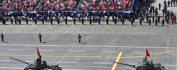 Танки Т-34-85 во время военного парада Победы Танки Т-34-85 во время военного парада Победы - Sputnik Тоҷикистон