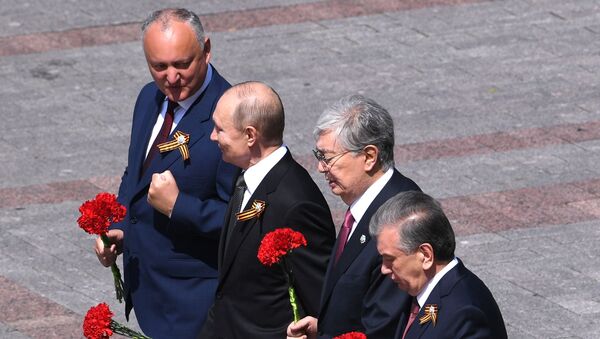 Президент РФ В. Путин на церемонии возложения цветов к Могиле Неизвестного солдата - Sputnik Тоҷикистон