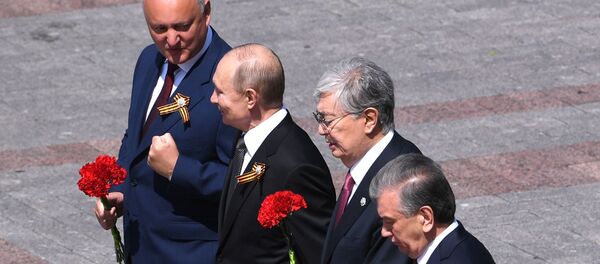 Президент РФ В. Путин на церемонии возложения цветов к Могиле Неизвестного солдата - Sputnik Тоҷикистон