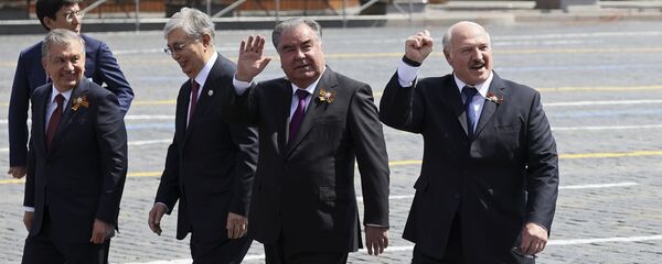 Президент Узбекистана Шавкат Мирзиеев, президент Казахстана Касым-Жомарт Токаев, президент Таджикистана Эмомали Рахмон и президент Беларуси Александр Лукашенко после завершения военного парада в Москве Президент Узбекистана Шавкат Мирзиеев, президент Казахстана Касым-Жомарт Токаев, президент Таджикистана Эмомали Рахмон и президент Беларуси Александр Лукашенко после завершения военного парада в Москве - Sputnik Таджикистан