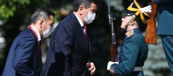 Президент Киргизии Сооронбай Жээнбеков в Московском Кремле перед началом Парада Победы в Москве - Sputnik Тоҷикистон