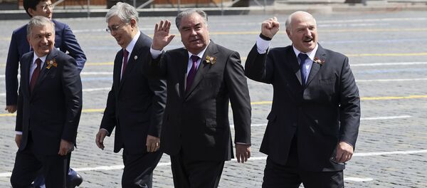 Президент Узбекистана Шавкат Мирзиеев, президент Казахстана Касым-Жомарт Токаев, президент Таджикистана Эмомали Рахмон и президент Белоруссии Александр Лукашенко после завершения военного парада в Москве Президент Узбекистана Шавкат Мирзиеев, президент Казахстана Касым-Жомарт Токаев, президент Таджикистана Эмомали Рахмон и президент Белоруссии Александр Лукашенко после завершения военного парада в Москве - Sputnik Тоҷикистон