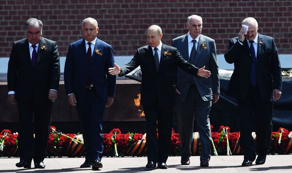 Президенты после церемонии совместного возложения цветов к Могиле Неизвестного Солдата в Александровском саду - Sputnik Таджикистан