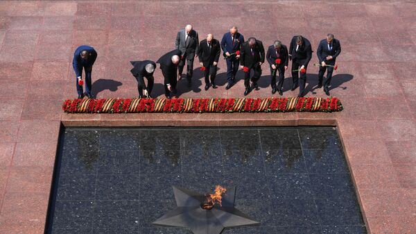 Президент РФ Владимир Путин на церемонии возложения цветов к Могиле Неизвестного Солдата в Александровском саду в Москве - Sputnik Таджикистан