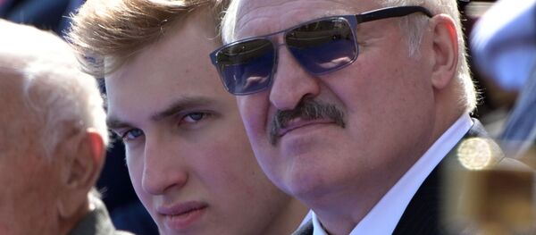 Президент Беларуси Александр Лукашенко с сыном Николаем (слева) во время военного парада - Sputnik Тоҷикистон