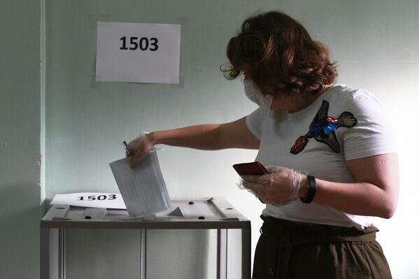 Голосование по внесению поправок в Конституцию РФ в городах России - Sputnik Таджикистан